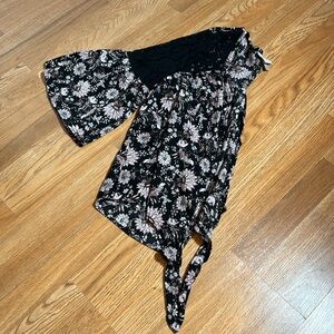 Knox Rose, casual boho style 3/4 black pink floral lace bell sleeve top. Size M.